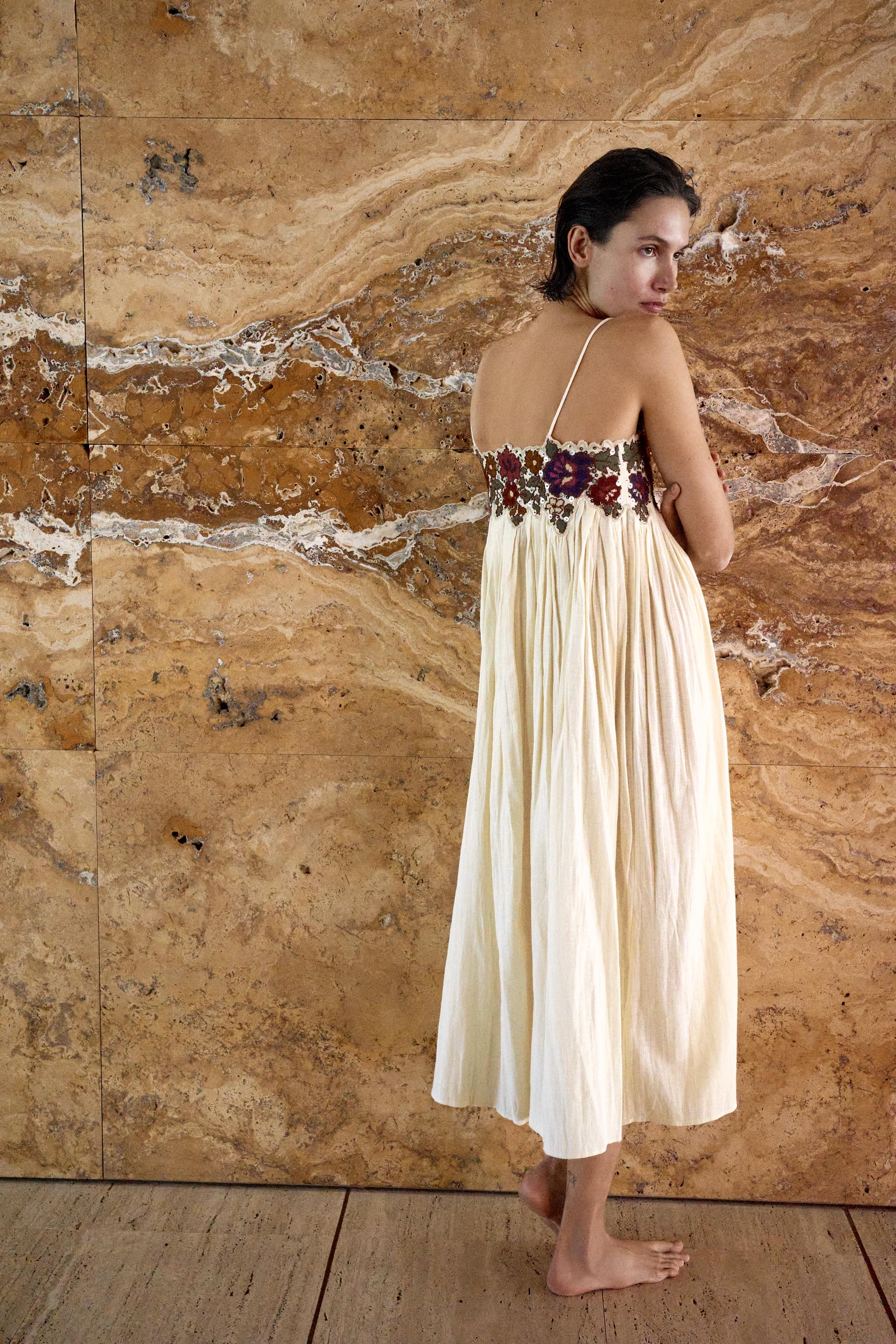 ROBE À BRETELLES BRODÉE PAILLETTES